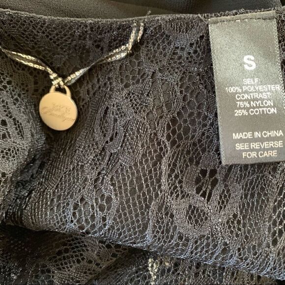 BKE Boutique embroidered lace sleeveless blouse - Picture 4 of 5